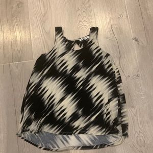 Rose + Olive black and cream low/high sleeveless shirt size medium